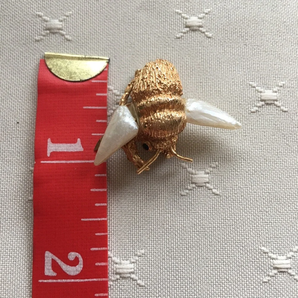 14k Gold Bee Brooch